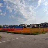 La recinzione che delimita l'area cantiere in via Lazio