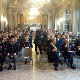 Alcuni momenti della cerimonia di premiazione degli agenti di polizia locale che si è svolta in Comune a Varese