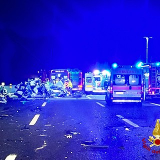 Milano, furgone contromano in autostrada: un ferito grave. Il conducente scappa nei campi