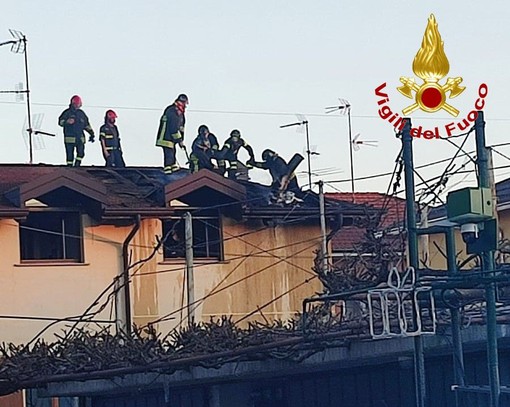 FOTO. Pomeriggio di fuoco a Busto: fiamme in un edificio di due piani