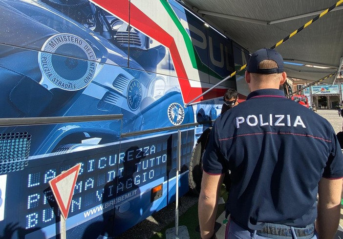 &quot;Emotion day&quot; a Marnate, la polizia di Stato presente con il pullman azzurro