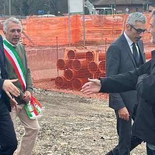 Salvini promette di risolvere il problema del traffico sulla Vergiate-Besozzo: «Faremo tutte le rotonde»