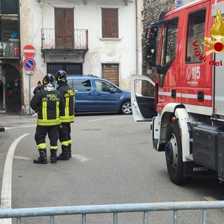 Fuga di gas in centro a Marchirolo. Sul posto i vigili del fuoco, strada chiusa