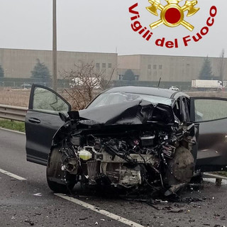 Scontro tra auto e furgone con cani nel Milanese: grave una donna