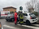 FOTO - Scontro tra due auto, paura in via Magenta a Busto