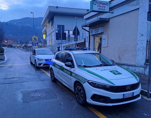 Senza patente, ubriaco e con l'auto rubata: presto dalla polizia locale di Lavena Ponte Tresa