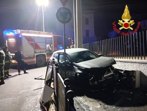 FOTO. Albizzate, auto finisce fuori strada e colpisce una centralina elettrica: blackout in via Mazzini