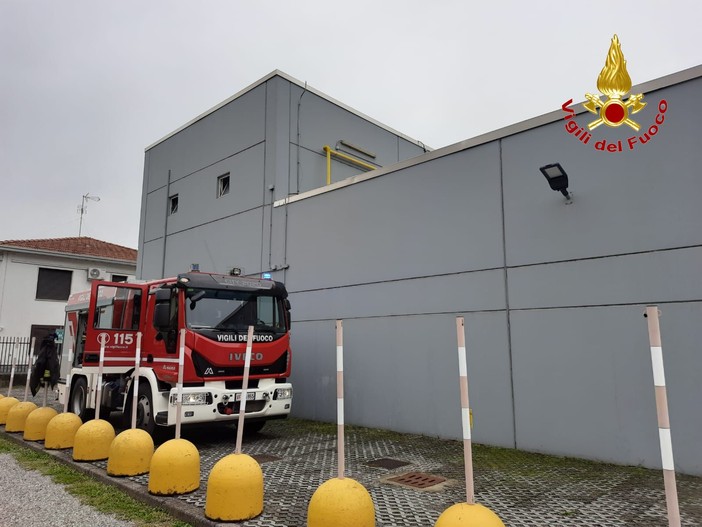 Principio di incendio nei locali di servizio di un supermercato. Vigili del fuoco in azione a Busto