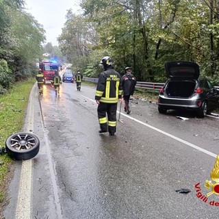 FOTO. Frontale tra auto sulla Provinciale a Luino: due feriti