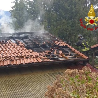 FOTO. Tetto distrutto da un incendio ad Azzio. Vigili del fuoco al lavoro