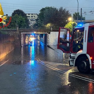 Maltempo sul Varesotto, a Tradate auto intrappolate nei sottopassi allagati, a Capolago Sp1 chiusa: caduti già 150 millimetri di pioggia