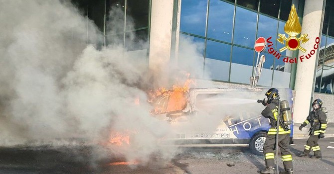 FOTO. Bus navetta prende fuoco davanti al Terminal 1 di Malpensa