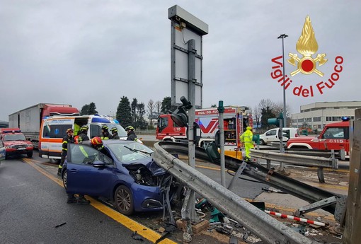 Auto finisce contro la cuspide del casello sull'A9 a Grandate: un ferito grave