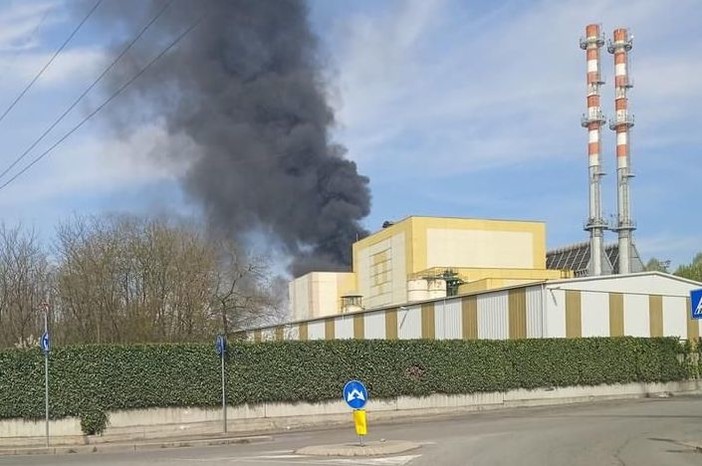 FOTO e VIDEO. Incendio all'interno dell'inceneritore Accam di Borsano: i vigili del fuoco domano le fiamme. Avvisata anche Arpa