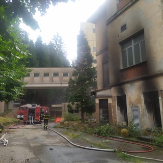 Le immagini dei vigili del fuoco dopo l'incendio all'ospedale di Cuasso, attualmente in disuso