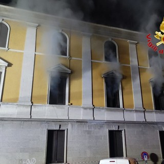 Le immagini dell'incendio a Busto