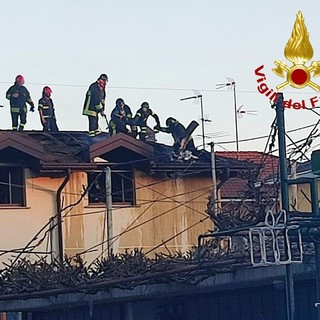 FOTO. Pomeriggio di fuoco a Busto: fiamme in un edificio di due piani