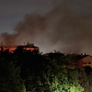 Le fiamme di via Aleardi (foto di un utente del gruppo Facebook &quot;Noi di Gallarate&quot;)