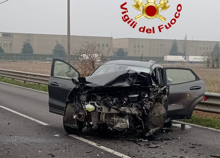 Scontro tra auto e furgone con cani nel Milanese: grave una donna