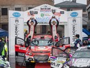 Andrea Crugnola (a destra) e Andrea Sassi (a sinistra) alzano al cielo la coppa del Rally Internazionale dei Laghi 2024 (foto e fotogallery Michele Del Re e Alessandro Galbiati)