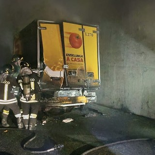 FOTO. Furgone in fiamme sotto il viadotto in Autolaghi: illeso il conducente