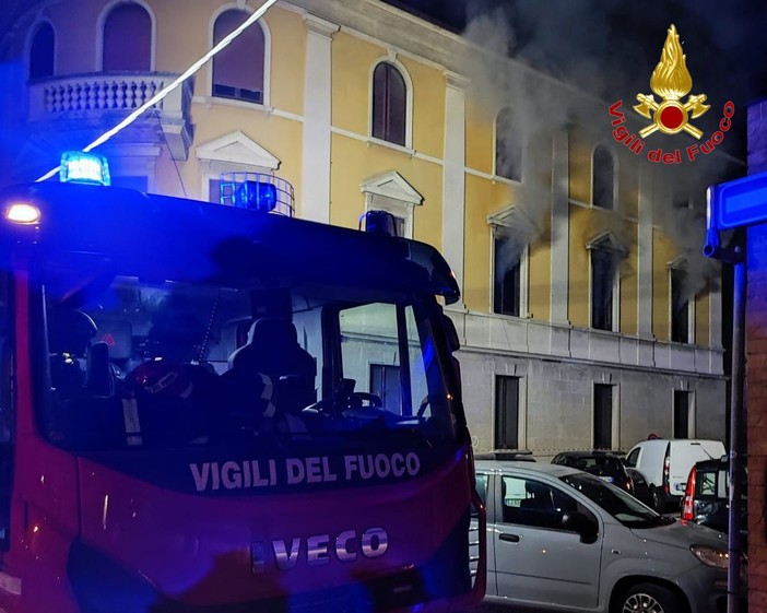 Non ce l'ha fatta l'uomo rimasto intossicato dal fumo dopo l'incendio in casa: è morto in ospedale