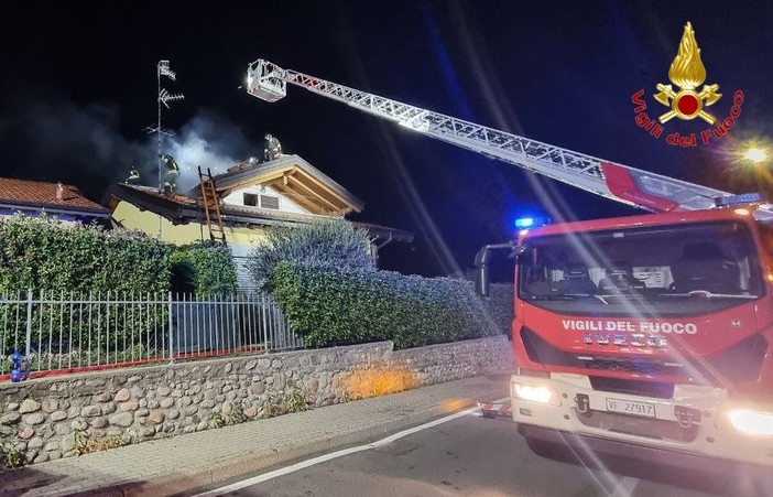 FOTO. Fiamme prima dell'alba a Brunello: a fuoco una villetta, famiglia sfollata