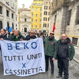 Vertenza Beko, al via il tavolo al Ministero. Al corteo dei lavoratori arriva anche Schlein: «Difendiamo i posti di lavoro e il nostro futuro industriale»