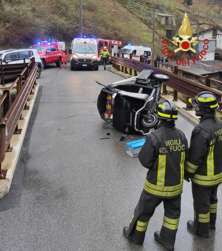 FOTO. Si ribaltano con l'Apecar e restano incastrati all'interno: paura per due sedicenni nel Comasco