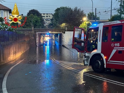 Maltempo sul Varesotto, a Tradate auto intrappolate nei sottopassi allagati, a Capolago Sp1 chiusa: caduti già 150 millimetri di pioggia