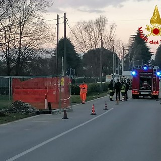 Si rompe un tubo durante i lavori di scavo, fuga di gas a Casorate Sempione