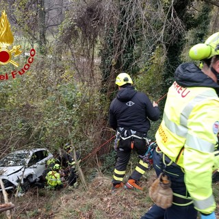 FOTO. Auto vola nella scarpata lungo la strada per il Sacro Monte: automobilista ferita