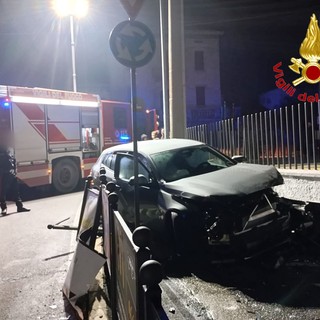 FOTO. Albizzate, auto finisce fuori strada e colpisce una centralina elettrica: blackout in via Mazzini