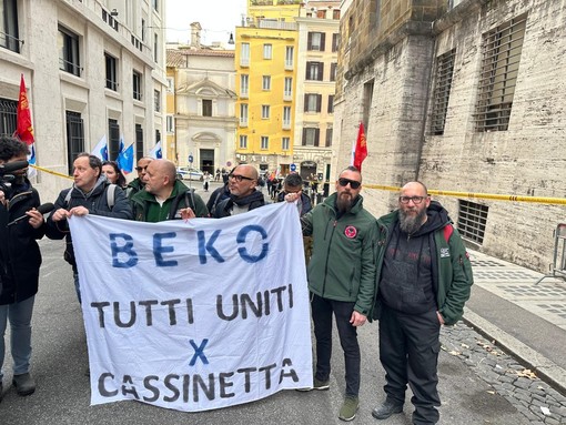 Vertenza Beko, al via il tavolo al Ministero. Al corteo dei lavoratori arriva anche Schlein: «Difendiamo i posti di lavoro e il nostro futuro industriale»