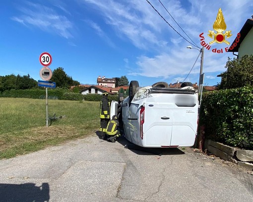 FOTO. Scontro tra un'auto e un furgone: due feriti a Brebbia