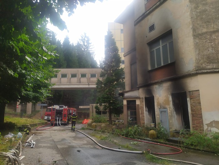 Le immagini dei vigili del fuoco dopo l'incendio all'ospedale di Cuasso, attualmente in disuso