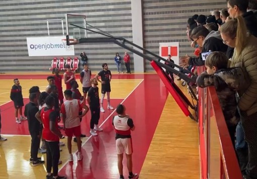 Gli ultras fermano l'allenamento della Pallacanestro Varese