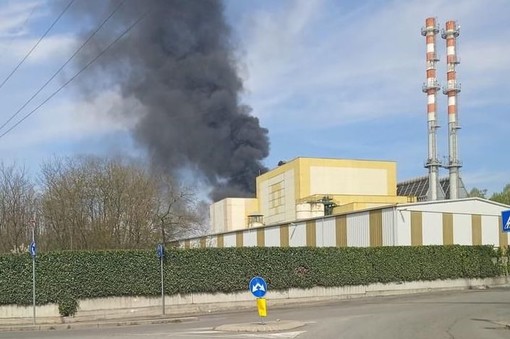 FOTO e VIDEO. Incendio all'interno dell'inceneritore Accam di Borsano: i vigili del fuoco domano le fiamme. Avvisata anche Arpa