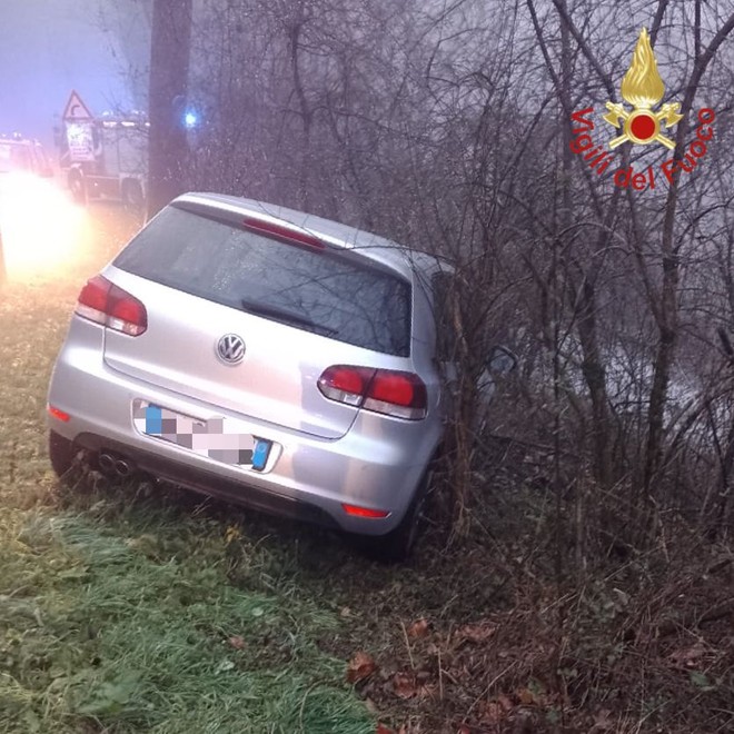 Finisce fuori strada con l'auto: un ferito grave a Valmorea