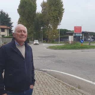 Adriano Landoni davanti alla rotonda tra i viali Boccaccio e Toscana