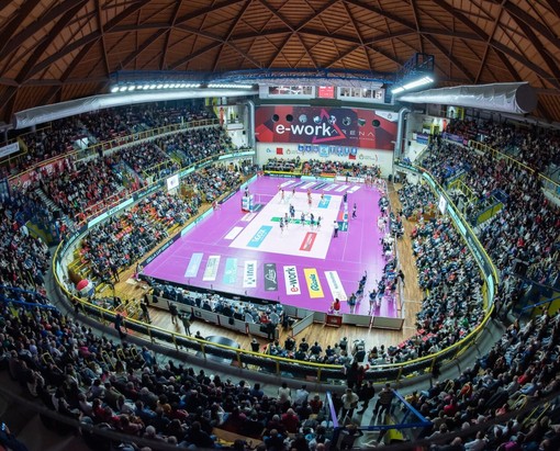 Sold out e grande attesa: l’Eurotek Uyba Busto Arsizio sfida Milano in un’arena tutta rossa e carica di passione