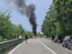 L'auto in fiamme e la colonna di fumo (foto dal gruppo sei di Samarate se...)