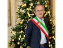 La foto del sindaco Antonelli davanti all'albero di Natale in municipio, inviata insieme al messaggio di auguri