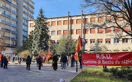 Aumenti “congelati”. Assemblea-presidio dei dipendenti davanti al municipio