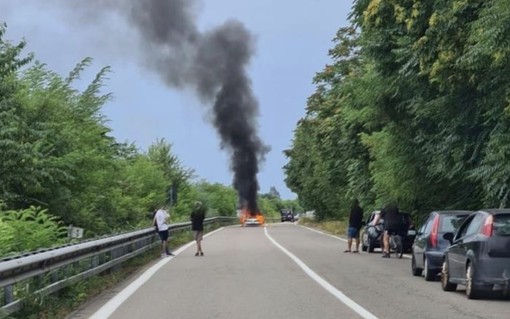 L'auto in fiamme e la colonna di fumo (foto dal gruppo sei di Samarate se...)