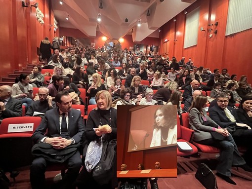 La sala piena e al centro la presidente Morolli