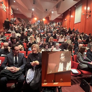 La sala piena e al centro la presidente Morolli