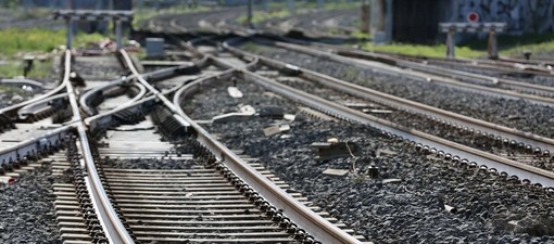 Operaio colpito da un mezzo ferroviario mentre lavora sui binari: soccorsi in azione a Gallarate