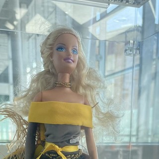 Barbie va in stazione per dire no alla violenza