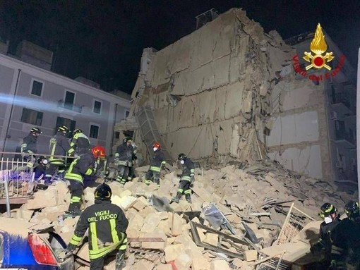 Crollo palazzina a Bari, trovata donna ancora viva sotto le macerie